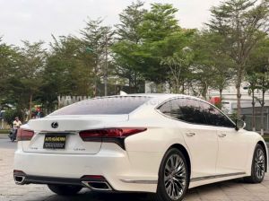 Xe Lexus LS 500 2023