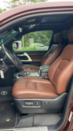 Xe Toyota Land Cruiser 5.7 V8 2016