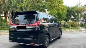 Xe Lexus LM 300h Royal Lounge 2020