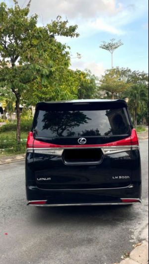 Xe Lexus LM 300h Royal Lounge 2020