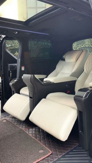 Xe Lexus LM 300h Royal Lounge 2020