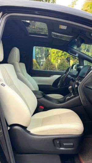 Xe Lexus LM 300h Royal Lounge 2020