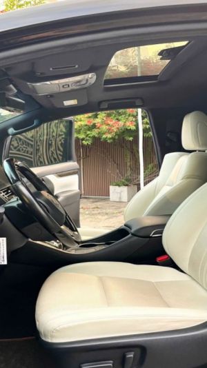 Xe Lexus LM 300h Royal Lounge 2020