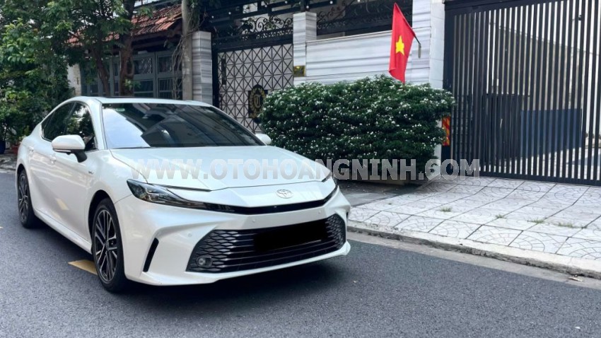 Toyota Camry 2.5 HEV Mid 2025