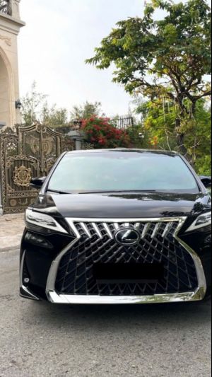 Xe Lexus LM 300h Royal Lounge 2020