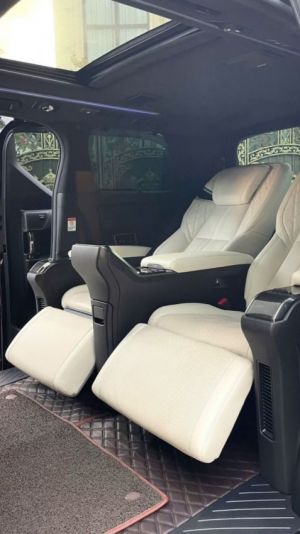 Xe Lexus LM 300h Royal Lounge 2020