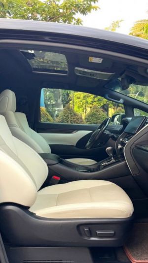 Xe Lexus LM 300h Royal Lounge 2020