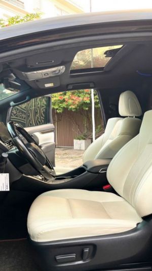 Xe Lexus LM 300h Royal Lounge 2020