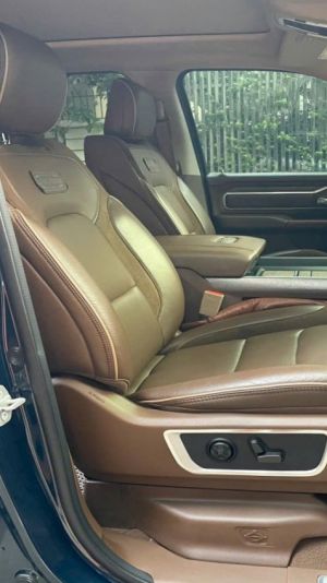 Xe RAM 1500 Longhorn 5.7L 4x4 AT 2021
